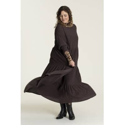 Skøn lang mørkebrun "Sussie" kjole fra Gozzip